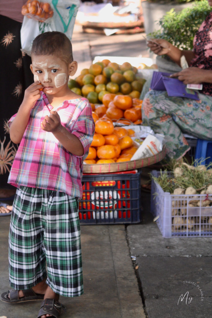 Bimbo birmano al mercato del mattino a Yangon