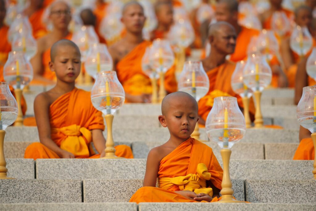 monaci bambini nel Makha Bucha